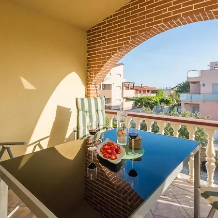 Sandra Apartment Vir