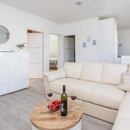 Apartment Sandra Vir